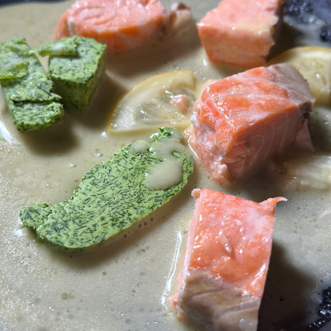 Salmone atlantico al burro alle erbe アトランティックサーモンのハーブバターソース