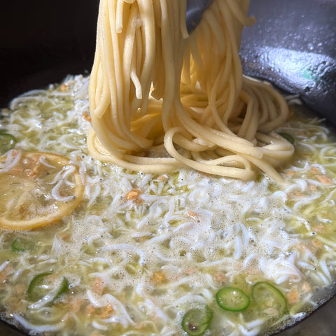 Aglio olio e peperoncino con Bianchetti dello Shonan, peperoncino verde e limone 湘南しらすと青唐辛子、レモンのアーリオオーリオ・エ・ペペロンチーノ